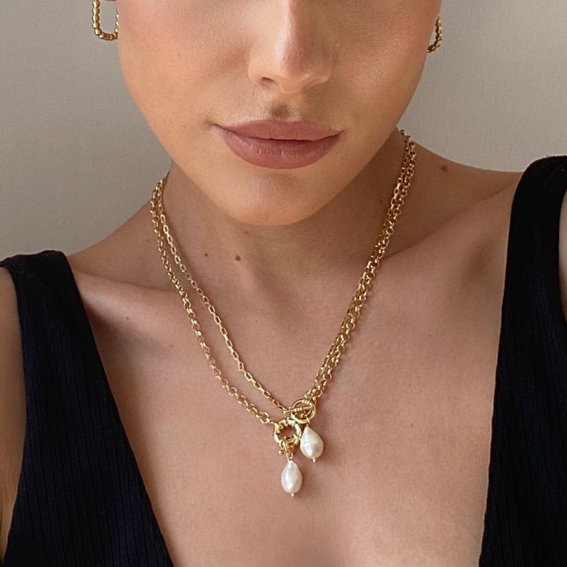 Pearl t-bar with toggle closure