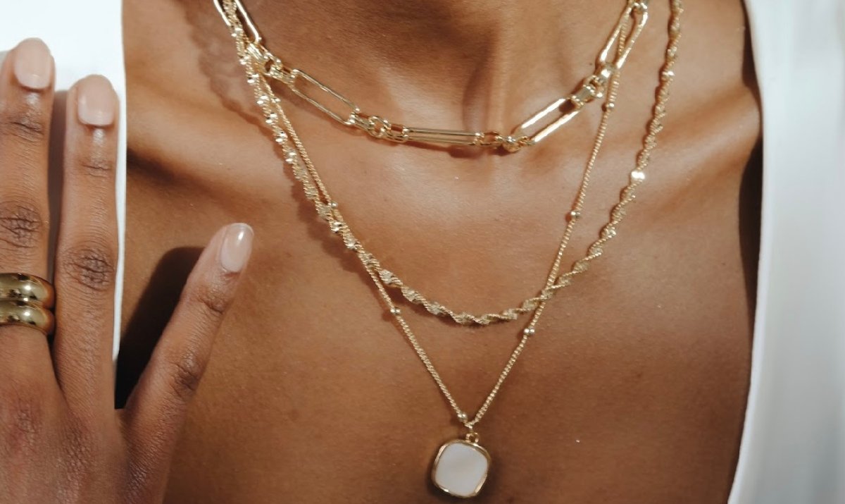 How to Layer Necklaces? Easy Guide to Wear Layered Necklaces | VOGUE India  | Vogue India