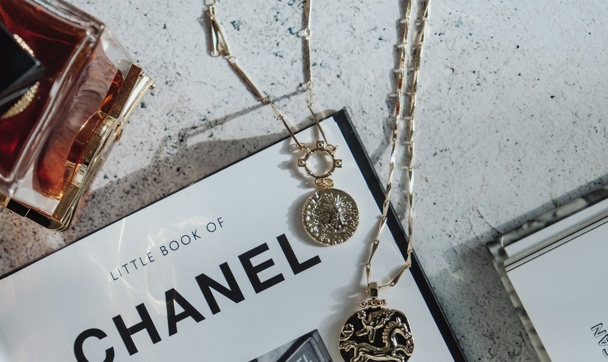 CHANEL Vintage gold CC medallion coin charm short chain necklace For Sale  at 1stDibs | chanel charm pendant