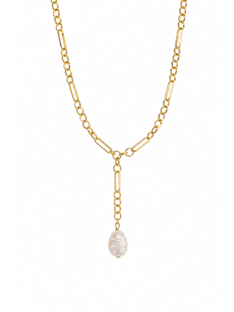 gold figaro chain necklace with pearl drop
close up freshwater pearl pendant gold chain
gold chain necklace pearl lariat detail
layering necklace with pearl charm gold